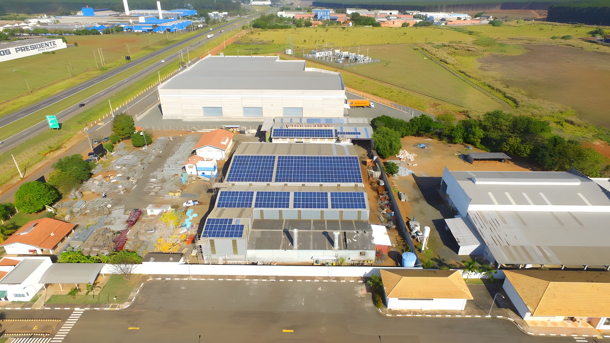 Vista aérea de planta industrial com usina fotovoltaica instalada na cobertura