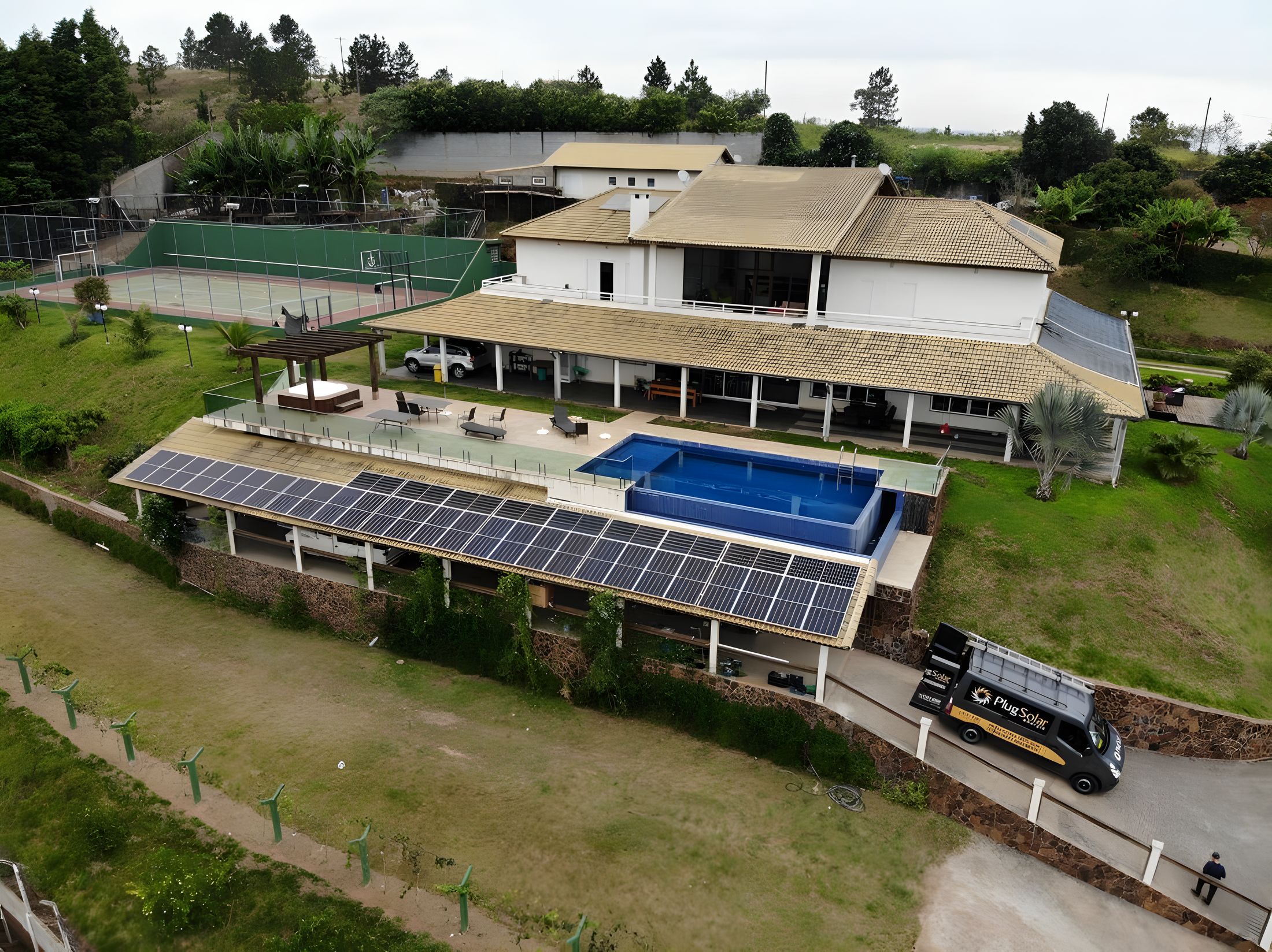 Chácara com sistema fotovoltaico instalado e a van da Plug Solar na obra